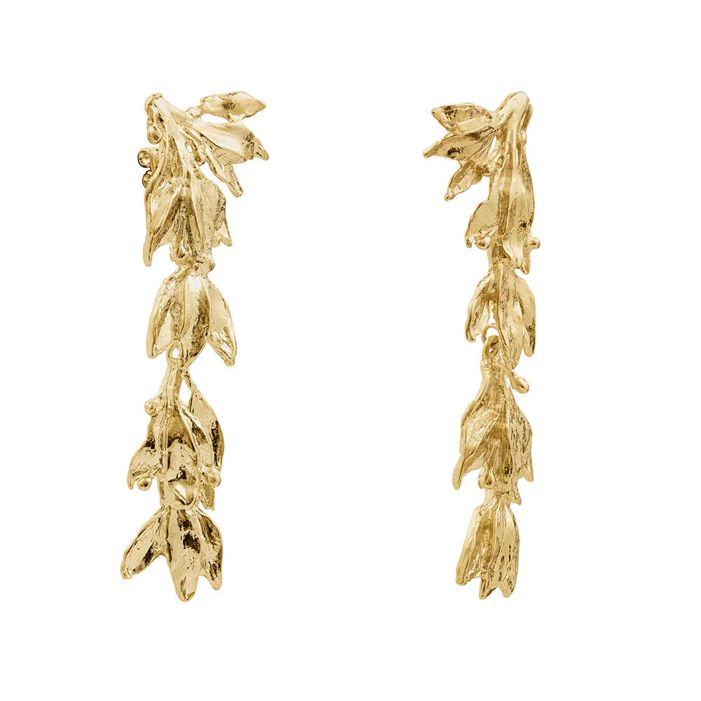 Pendientes largos dorados con diseño de hojas, joyería elegante y moderna para mujer