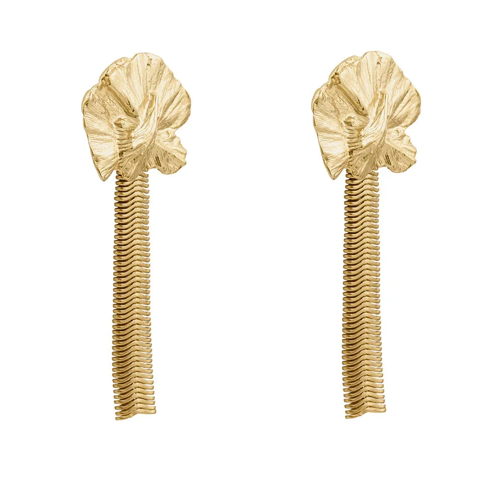 Pendientes largos dorados con diseño floral texturizado y detalle en espiral elegante.