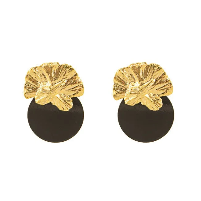 Pendientes dorados con detalle de hoja y círculo negro, joyería moderna elegante