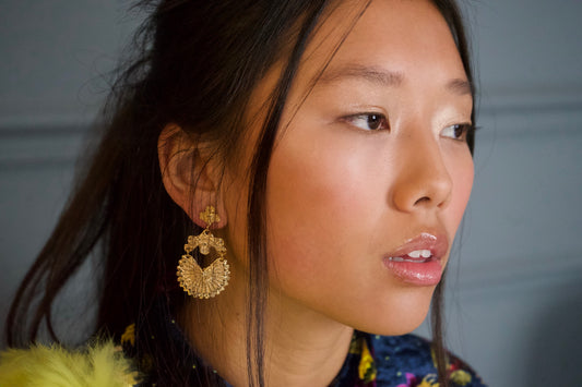 Modelo con pendiente Oporto de ŌMI Touch Joyas | ŌMI Touch