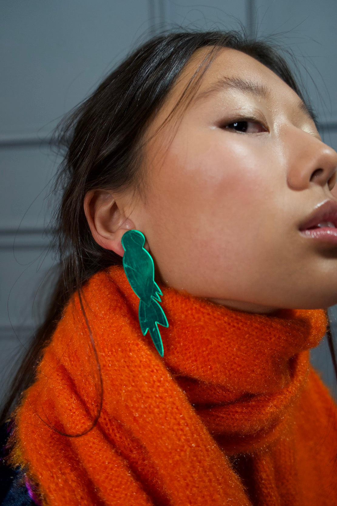 Modelo con pendiente loro verde de ŌMI Touch joyas | ŌMI Touch