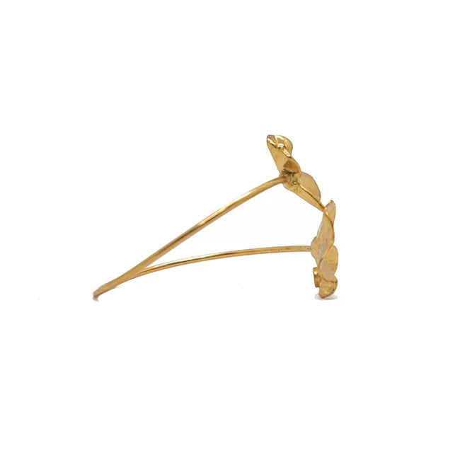 Brazalete dorado de metal con hojas decorativas, joyería minimalista elegante