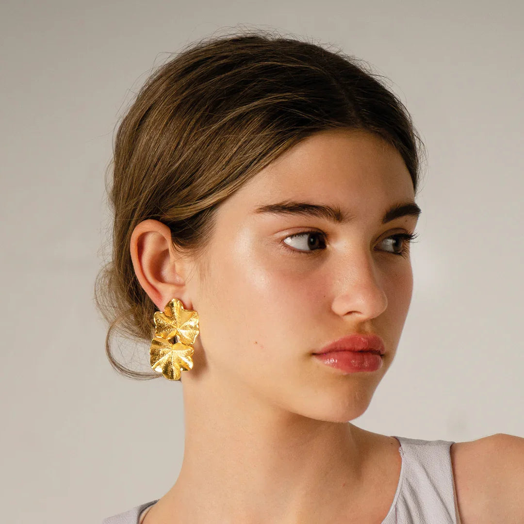 Pendientes grandes dorados con forma de flor en modelo, joyería elegante para mujer