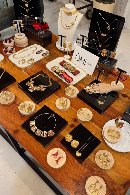 Mesa con la nueva Colección de ŌMI Touch Joyas | ŌMI Touch