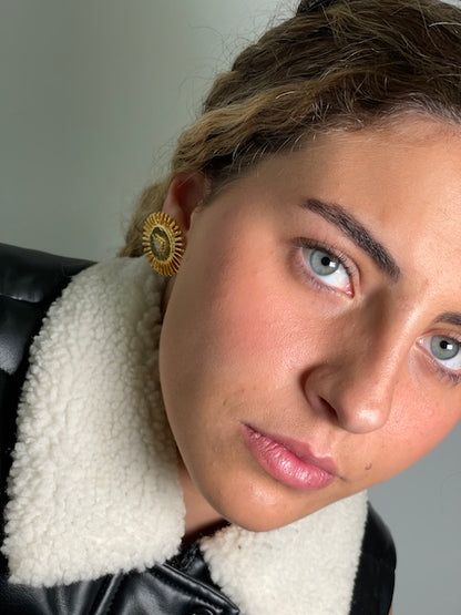 modelo con pendientes Sol de ŌMI Touch Joyas | ŌMI Touch